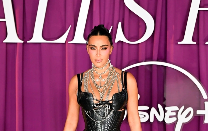 Ким Кардашьян появилась в кожаном платье на премьере своего сериала
«Всё честно» Ким Кардашьян появилась в кожаном платье на премьере своего сериала
«Всё честно»