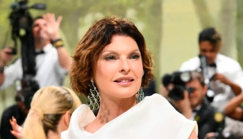 Снова сногсшибательна: Линда Евангелиста вернулась на Met Gala 2024