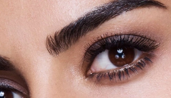 Осенняя загадка: как выполнить нюдовый макияж smoky eye с темным акцентом