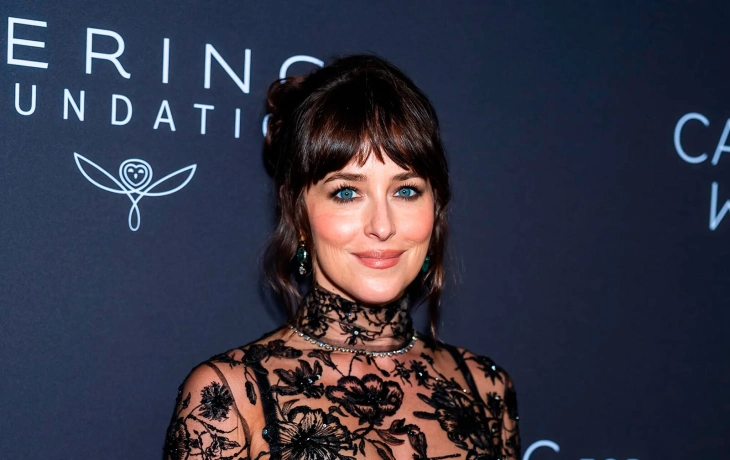 Дакота Джонсон переосмыслила «голое» платье Дакота Джонсон переосмыслила «голое» платье