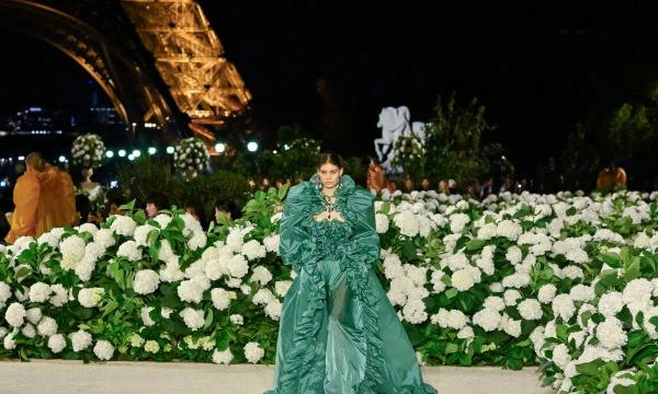 От кожи до нейлоновых платьев: Saint Laurent показал новую силу женственности