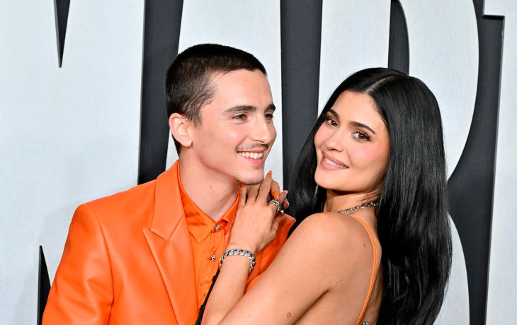 Мандариновая пара: Кайли Дженнер и Тимоти Шаламе вышли в свет в ярко-оранжевых образах