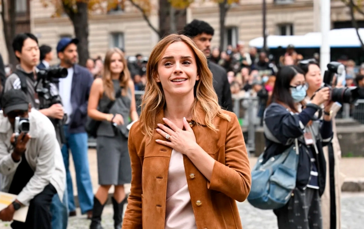 Эмма Уотсон продолжает выгуливать серию мини-платьев на Неделе моды Эмма Уотсон продолжает выгуливать серию мини-платьев на Неделе моды