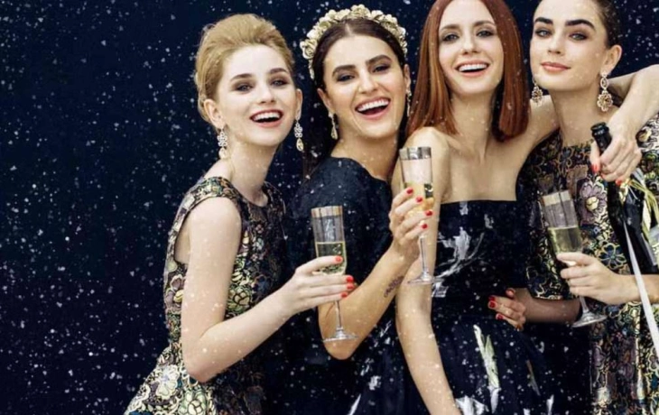 Надену все лучшее разом: 5 ошибок, из-за которых новогодний образ выглядит дешево