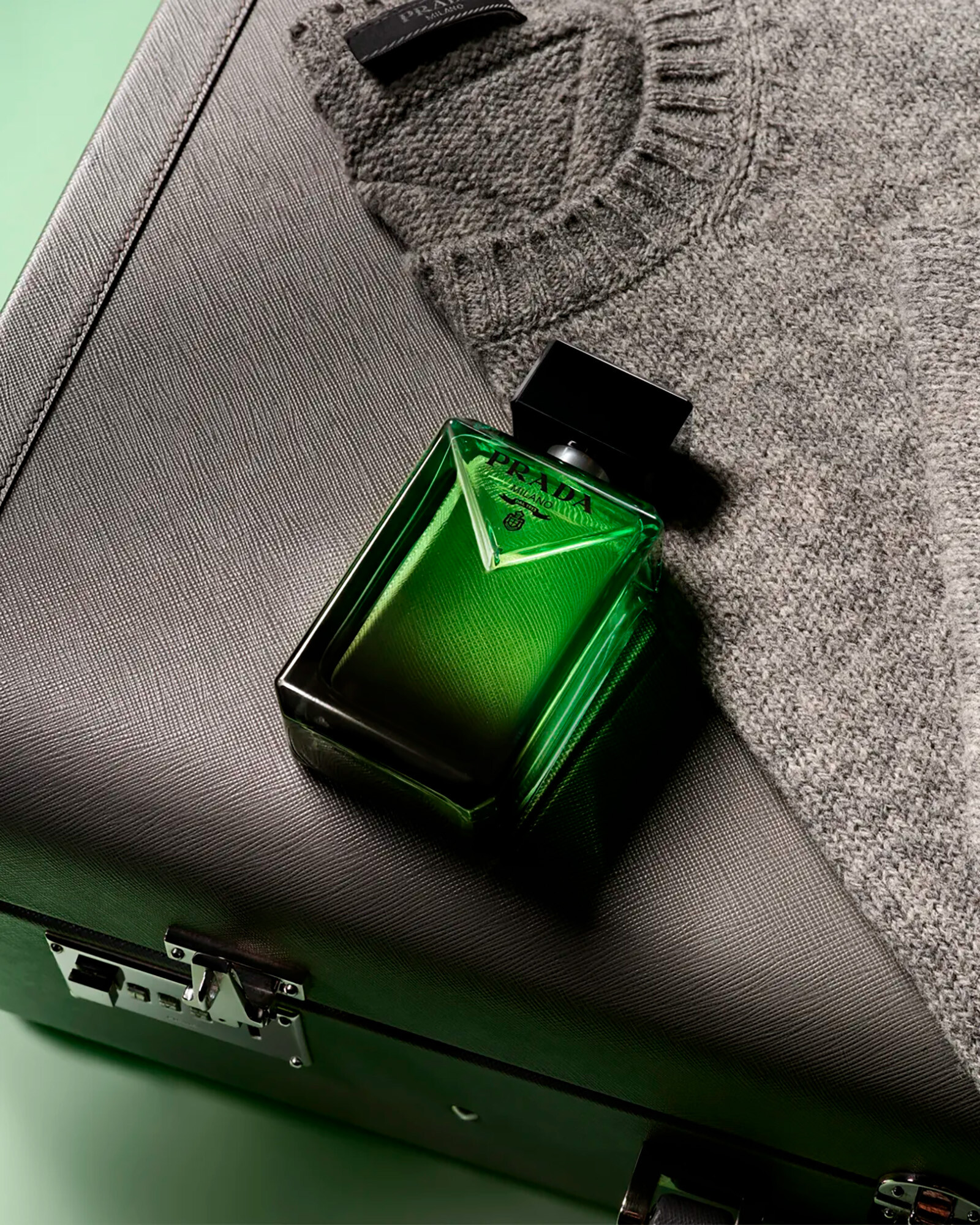 Том Холланд стал лицом нового мужского аромата Prada Paradigme