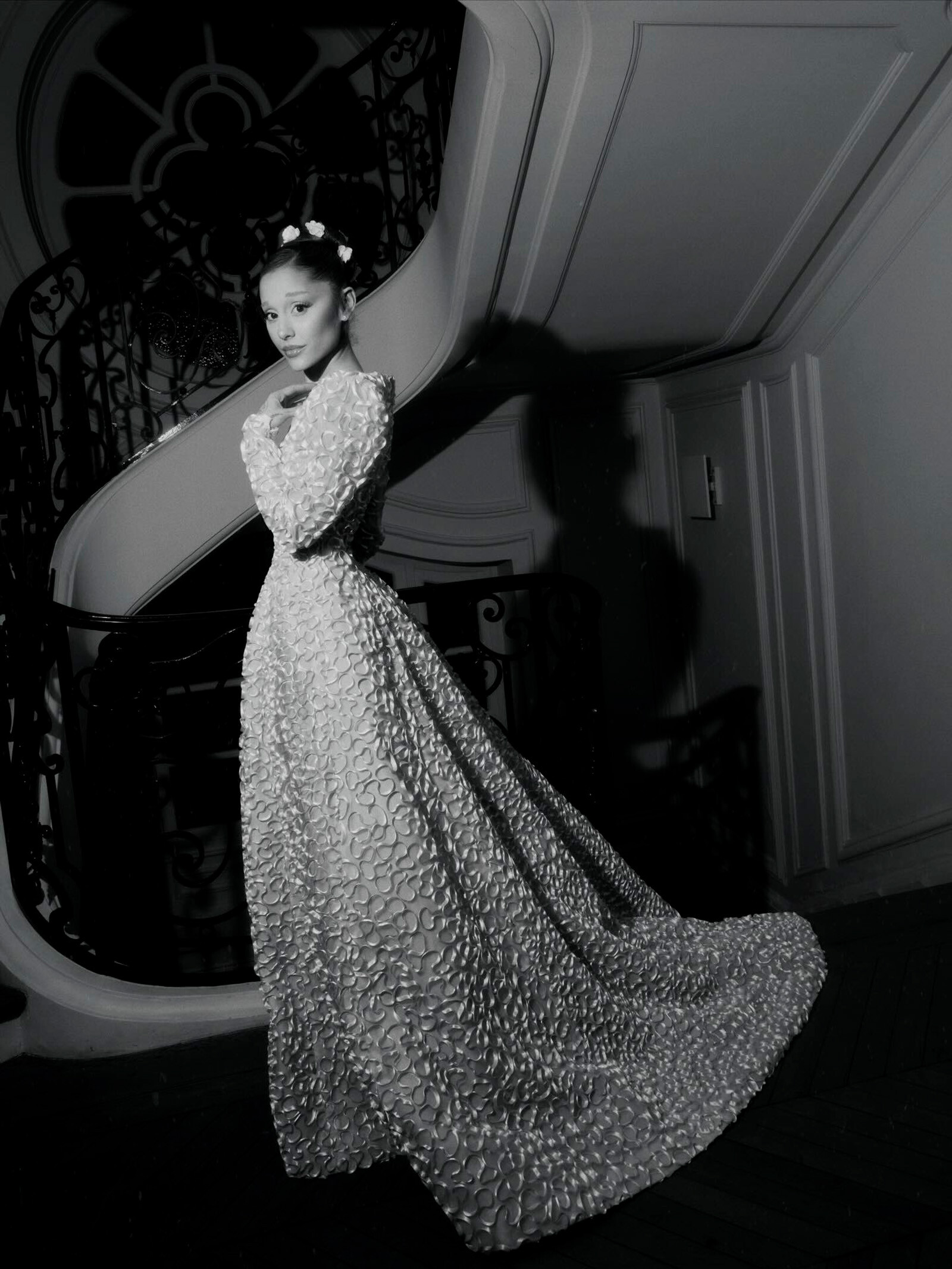 Ариана Гранде появилась в последнем кутюрном платье, созданном Юбером де Живанши