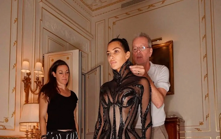 Ким Кардашьян примерила ещё один в откровенный образ от Mugler
