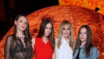 Николь Кидман появилась с дочерьми на показе Chanel сезона весна-лето 2026 Николь Кидман появилась с дочерьми на показе Chanel сезона весна-лето 2026