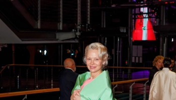 Памела Андерсон задала весеннее настроение на красной дорожке Берлинского кинофестиваля