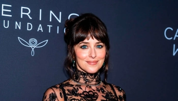 Дакота Джонсон переосмыслила «голое» платье Дакота Джонсон переосмыслила «голое» платье