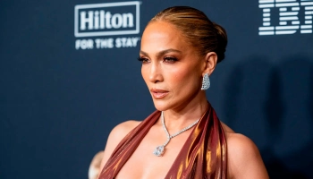 Шуба и декольте: Дженнифер Лопес надела медное голографическое платье Шуба и декольте: Дженнифер Лопес надела медное голографическое платье