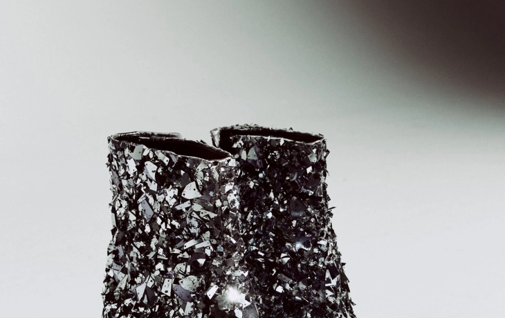 Maison Margiela представили коллекционную серию Tabi под названием Broken Mirror Maison Margiela представили коллекционную серию Tabi под названием Broken Mirror