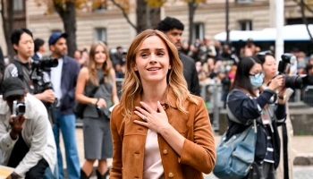 Эмма Уотсон продолжает выгуливать серию мини-платьев на Неделе моды Эмма Уотсон продолжает выгуливать серию мини-платьев на Неделе моды