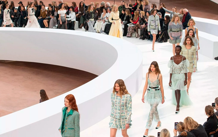 Неподвластные времени: Chanel показал кутюрную коллекцию сезона весна-лето 2025