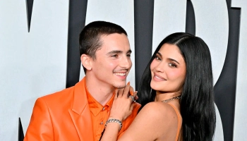 Мандариновая пара: Кайли Дженнер и Тимоти Шаламе вышли в свет в ярко-оранжевых образах