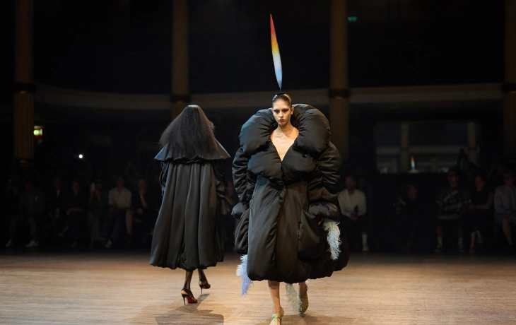 Viktor &amp; Rolf представили самую необычную коллекцию на кутюрной неделе моды в Париже