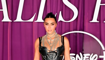 Ким Кардашьян появилась в кожаном платье на премьере своего сериала
«Всё честно»