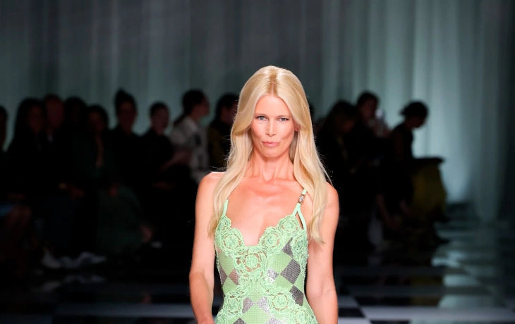 Клаудия Шиффер вернулась на подиум для новой коллекции Versace сезона весна-лето 2024