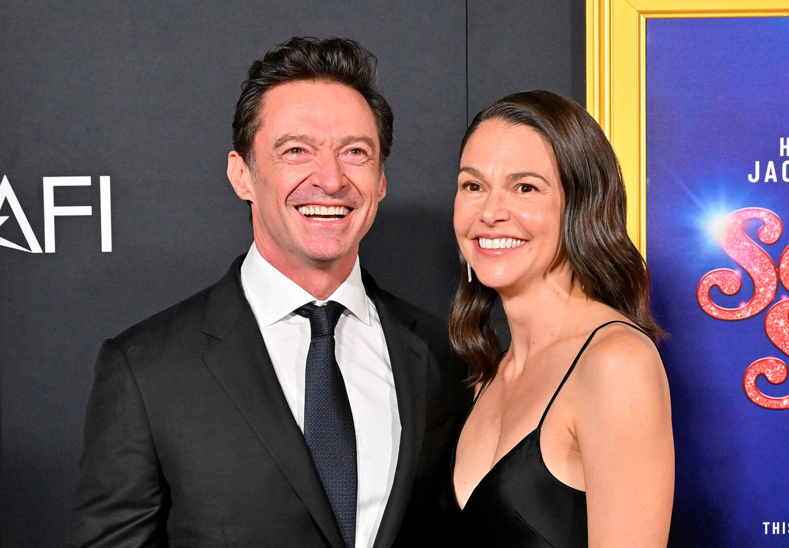 Хью Джекман и Саттон Фостер посещают заключительный гала-фестиваль AFI Fest 2025 &mdash; премьеру фильма &laquo;Song Sung Blue&raquo; в Китайском театре TCL 26 октября 2025 года в Голливуде, Калифорния