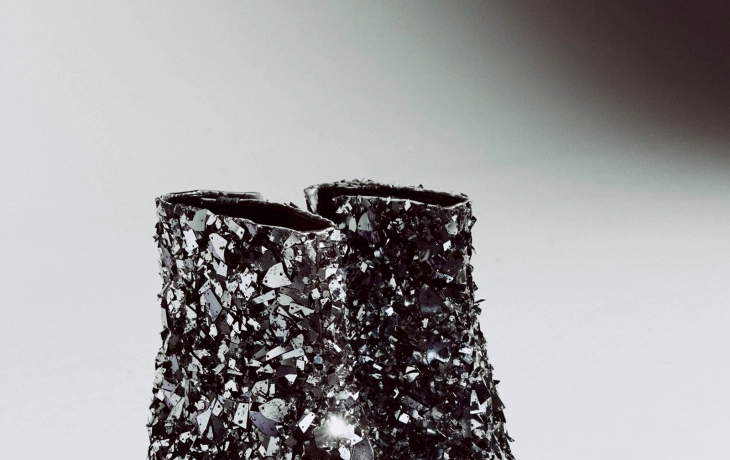 Maison Margiela представили коллекционную серию Tabi под названием Broken Mirror Maison Margiela представили коллекционную серию Tabi под названием Broken Mirror