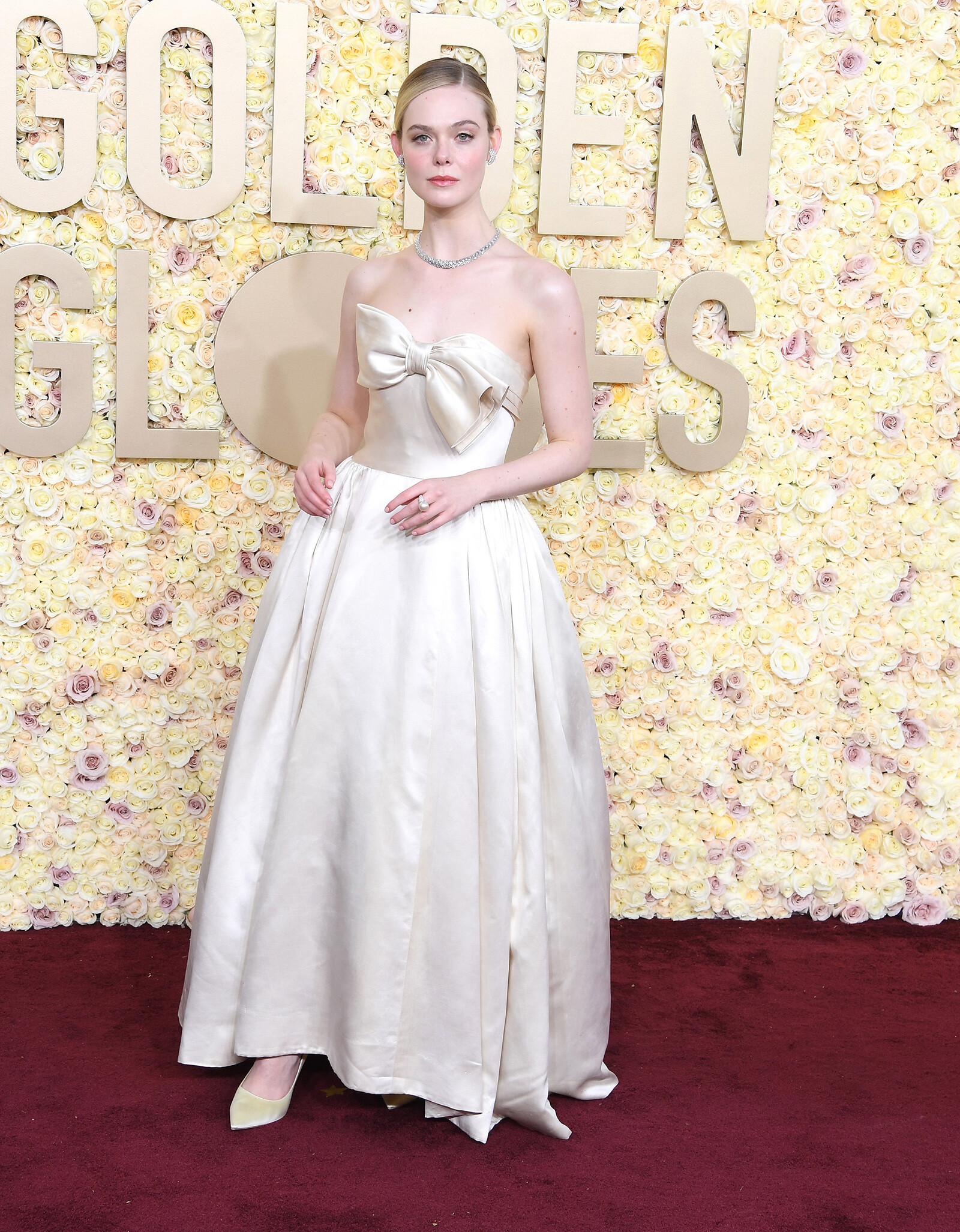 Эль Фаннинг блистала в кремово-белом платье Pierre Balmain 1960 года