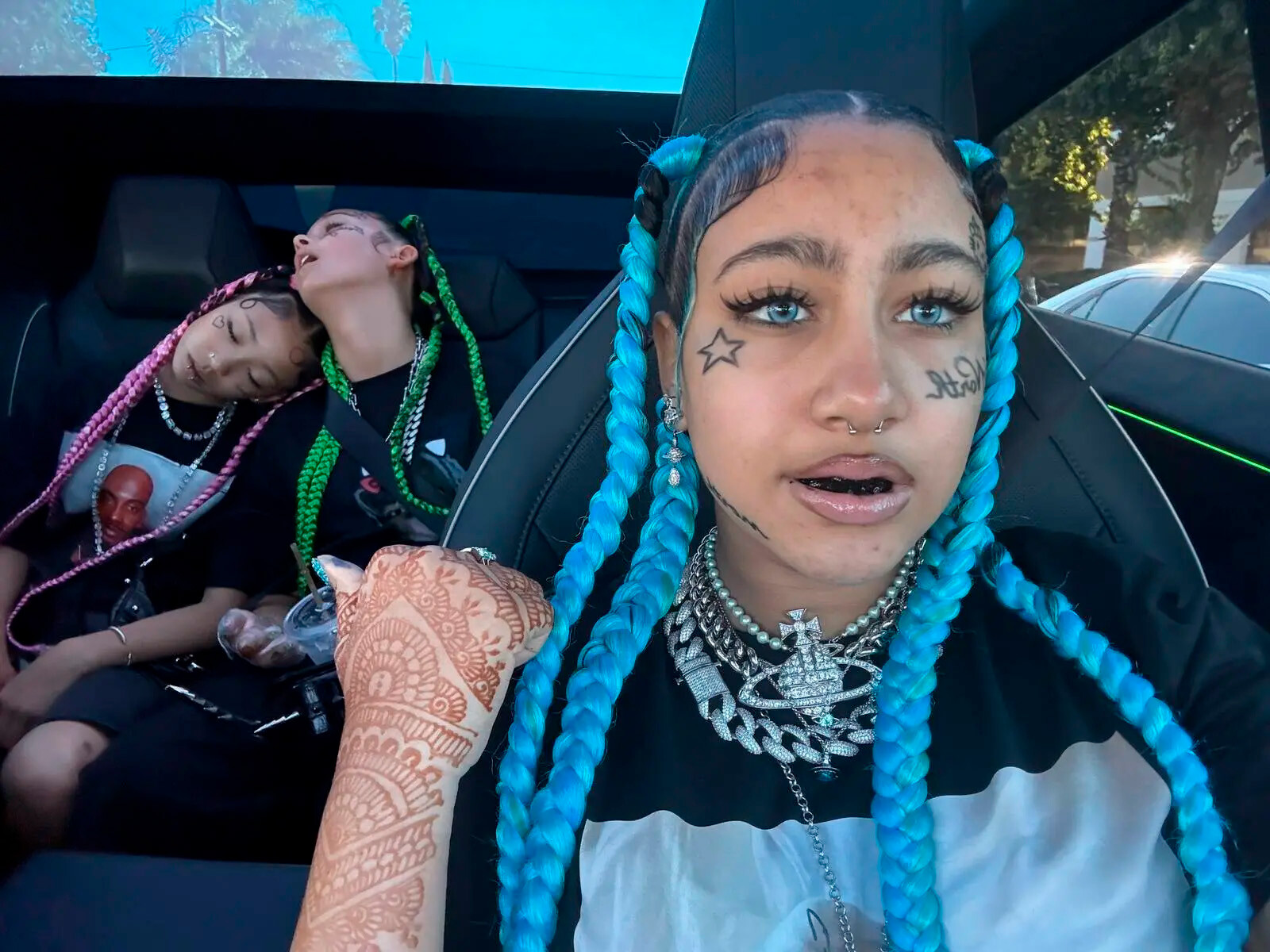 Дочь Ким Кардашьян показала временные татуировки и пирсинг