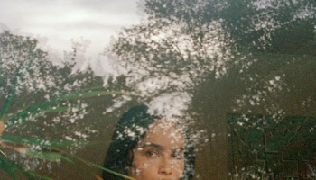 Зои Кравиц и Джереми Аллен Уайт разделись для кампании Saint Laurent