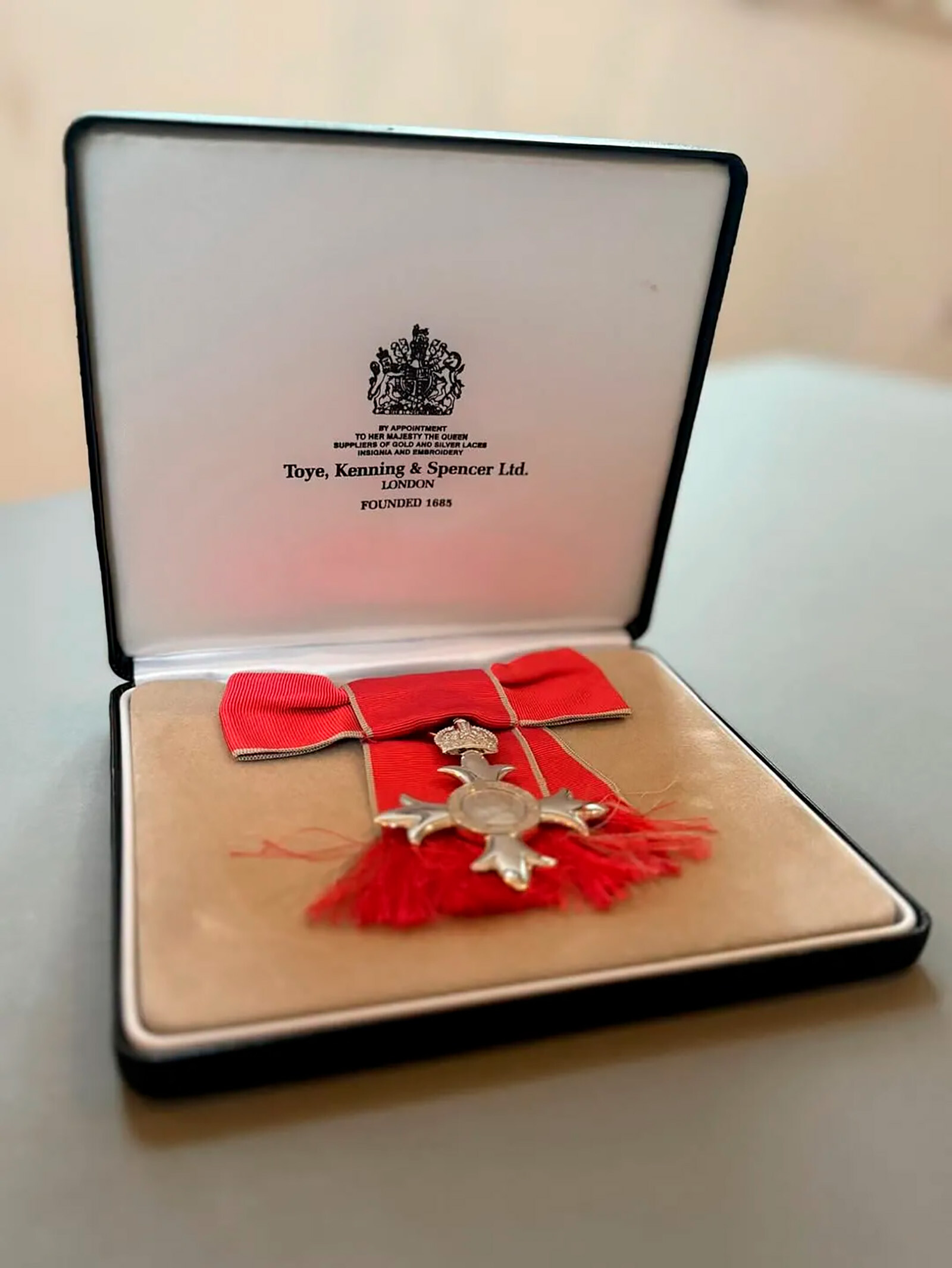 Бывшая жена Колина Фёрта отказалась от ордена Британской империи &laquo;из-за трусости королевской семьи&raquo;