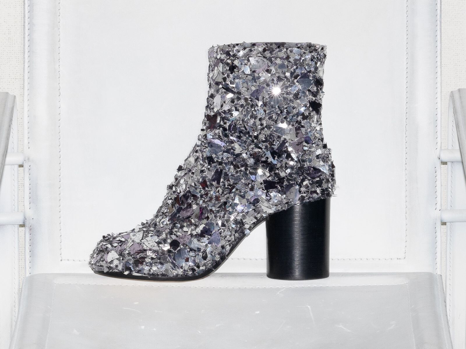 Maison Margiela представили коллекционную серию Tabi под названием Broken Mirror