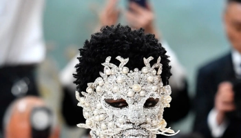 Пэт МакГрат 9 часов клеила кристаллы на Lil Nas X, чтобы он стал похож на кошку Лагерфельда для Met Gala 2023