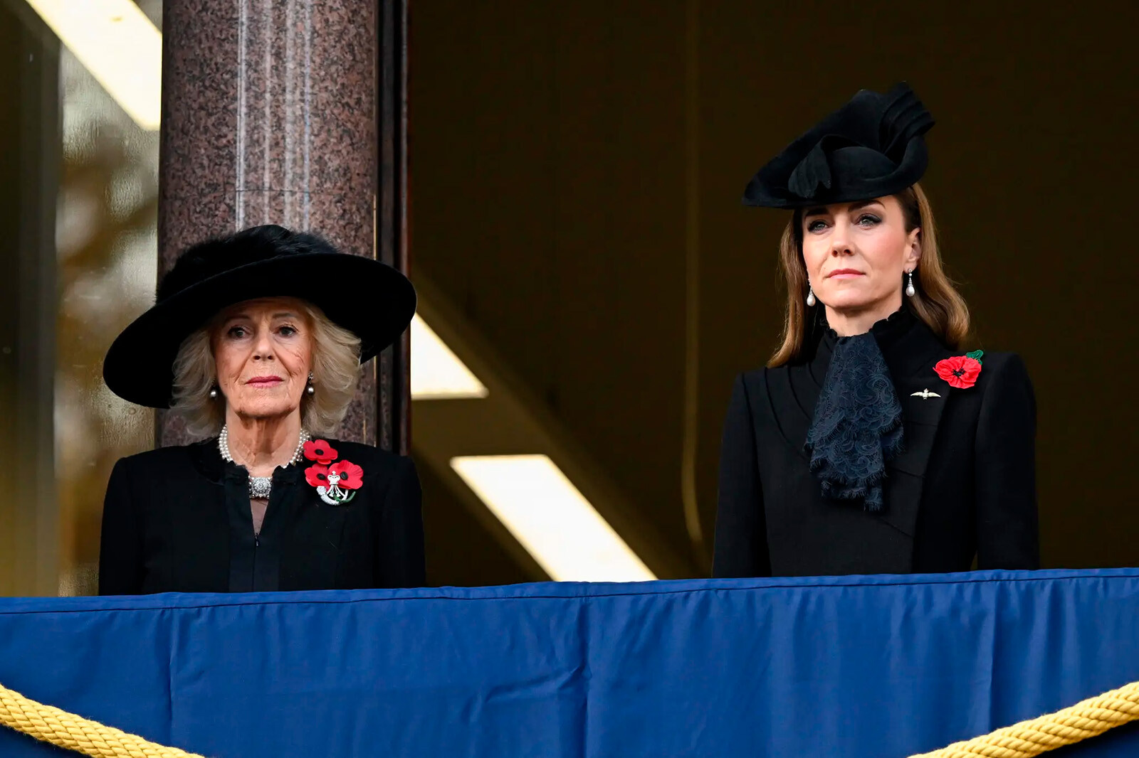 Королева Камилла и Кейт Миддлтон во время поминальной службы у Кенотафа в Лондоне 9 ноября 2025 года